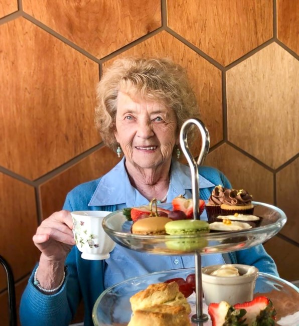 Obituario de Shirley Ruth (née Middleton) Douglas