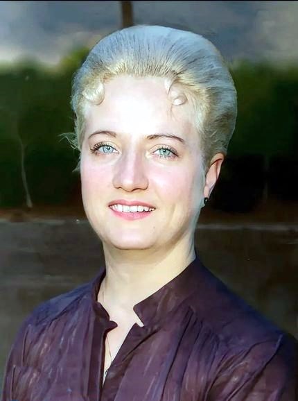 Obituary of Peggy (Hall) Perret