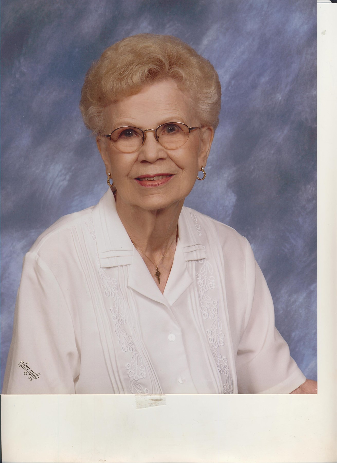 Obituary of Doris  Elizabeth Davenport Benton
